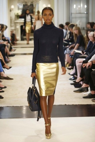 С чем носить черную водолазку женщине: Черная водолазка и золотая юбка-карандаш — прекрасный выбор для воплощения образа в элегантно-деловом стиле. Вместе с этим ансамблем чудесно выглядят золотые кожаные туфли.