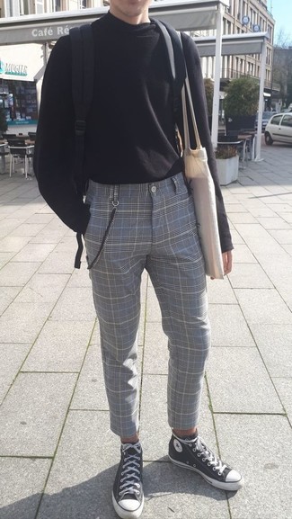 С чем носить серые классические брюки в шотландскую клетку в 20 лет мужчине: Черная водолазка в сочетании с серыми классическими брюками в шотландскую клетку вне всякого сомнения будет привлекать взгляды прекрасных женщин. Дополни образ черно-белыми высокими кедами из плотной ткани, если не хочешь, чтобы он получился слишком строгим.