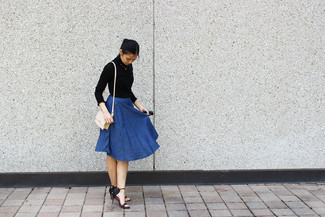С чем носить темно-синюю пышную юбку: Черная водолазка и темно-синяя пышная юбка будет отличным вариантом для расслабленного образа на каждый день. Переходя к, можно дополнить наряд черными кожаными босоножками на каблуке.