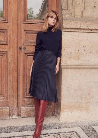 С чем носить черную юбку в деловом стиле: Дуэт черной водолазки и черной юбки позволит воплотить в твоем ансамбле современный городской стиль. Любишь свежие сочетания? Заверши ансамбль темно-красными кожаными сапогами.