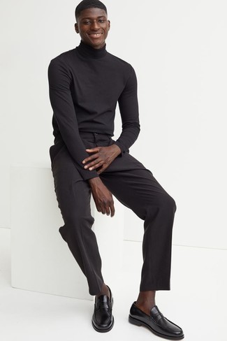 С чем носить черную водолазку в 20 лет мужчине: Черная водолазка и черные брюки чинос — идеальный лук, если ты ищешь простой, но в то же время стильный мужской лук. Дополнив образ черными кожаными лоферами, получим неожиданный результат.