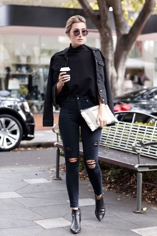 С чем носить черные рваные джинсы в 20 лет женщине в теплую погоду: Если ты ценишь удобство и практичность, обрати внимание на это сочетание черной водолазки и черных рваных джинсов. Пара черных кожаных ботильонов поможет сделать образ более целостным.