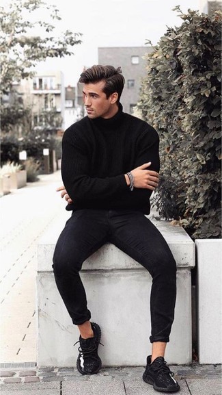 Какие кроссовки носить с черно-белой водолазкой мужчине: Фанатам стиля кэжуал придется по душе лук из черно-белой водолазки и черных зауженных джинсов. Кроссовки обеспечат комфорт в движении.