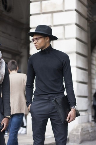 С чем носить черную шляпу мужчине: Если день обещает быть сумасшедшим, сочетание черной водолазки и черной шляпы позволит создать функциональный лук в непринужденном стиле.