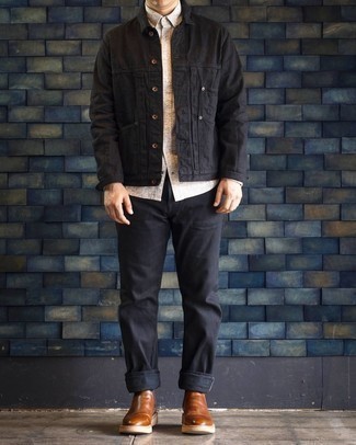С чем носить черную джинсовую куртку в 30 лет мужчине в теплую погоду: Тандем черной джинсовой куртки и черных джинсов несомненно подчеркнет твою мужественность. Коричневые кожаные ботинки челси добавят образу изысканности.