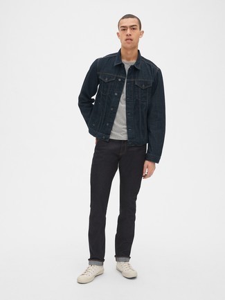 Как носить джинсовую куртку с джинсами в 20 лет мужчине: Джинсовая куртка и джинсы — идеальный образ, если ты хочешь создать простой, но в то же время модный мужской образ. Такой образ легко приспособить к повседневным нуждам, если завершить его белыми высокими кедами из плотной ткани.