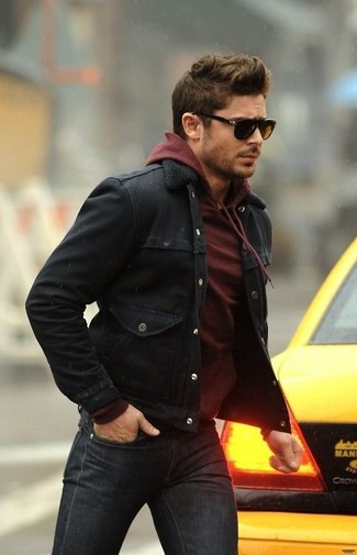 Как Zac Efron носит Черная джинсовая куртка, Темно-красный худи, Темно-серые джинсы