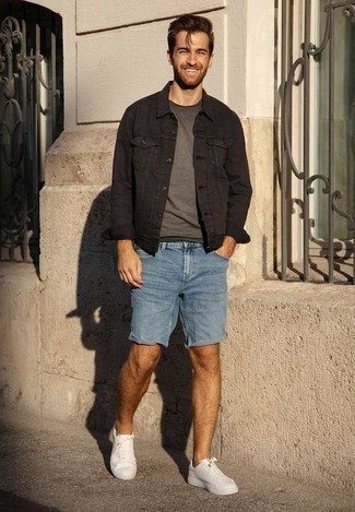 С чем носить синие джинсовые шорты мужчине лето: Черная джинсовая куртка и синие джинсовые шорты — прекрасный образ, если ты хочешь создать простой, но в то же время стильный мужской образ. Говоря об обуви, можно дополнить лук белыми низкими кедами из плотной ткани. Нам кажется, это великолепное решение для солнечной погоды.