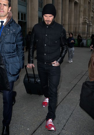 Как David Beckham носит Черная кожаная джинсовая куртка, Черные джинсы, Красные кроссовки, Черная шапка