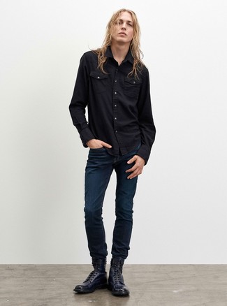 Модный лук: черная джинсовая рубашка, темно-синие джинсы, темно-синие кожаные повседневные ботинки