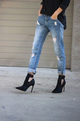 С чем носить рваные джинсы в 30 лет женщине: Черная классическая рубашка и рваные джинсы — идеальный образ, если ты хочешь составить раскованный, но в то же время модный лук. Пара черных замшевых ботильонов великолепно гармонирует с остальными составляющими ансамбля.