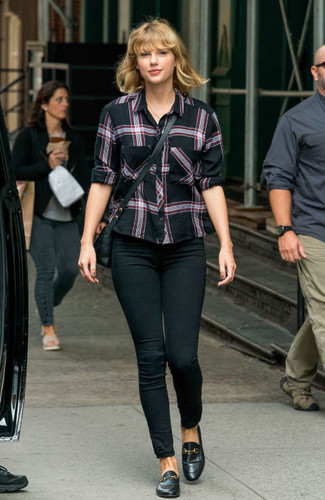 Какие джинсы скинни носить с черными лоферами в деловом стиле: Черная классическая рубашка в шотландскую клетку и джинсы скинни безусловно украсят гардероб любой женщины. Черные лоферы чудесно дополнят этот наряд.