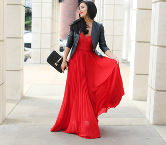 С чем носить темно-красное шифоновое вечернее платье в стиле смарт-кэжуал: Темно-красное шифоновое вечернее платье и черная кожаная косуха великолепно вписываются в гардероб самых привередливых красоток.