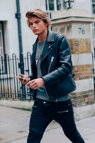 С чем носить черную косуху в 20 лет мужчине в прохладную погоду: Черная косуха и черные зауженные джинсы — великолепная формула для воплощения привлекательного и функционального лука.