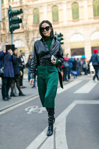 С чем носить черную куртку в 20 лет женщине в стиле смарт-кэжуал: Черная куртка выглядит прекрасно в сочетании с темно-зеленым платьем-миди. Пара черных кожаных сапог позволит сделать ансамбль более законченным.