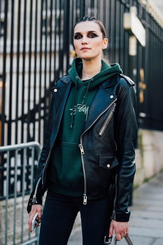 С чем носить темно-зеленый худи с принтом женщине в теплую погоду: Если ты любишь одеваться привлекательно, чувствуя себя при этом комфортно и уверенно, тебе стоит примерить это сочетание темно-зеленого худи с принтом и черных джинсов скинни.