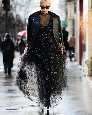 Как носить косуху с вечерним платьем в прохладную погоду: Фанаткам стиля кэжуал понравится сочетание косухи и вечернего платья. В сочетании с этим ансамблем наиболее выигрышно смотрятся черные кожаные ботильоны.