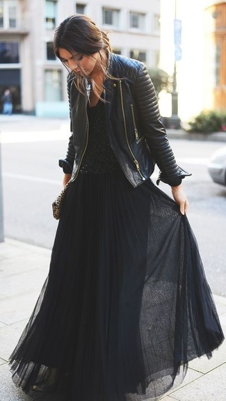 С чем носить черную косуху в 30 лет женщине в прохладную погоду: Если в одежде ты делаешь ставку на комфорт и практичность, черная косуха и черное шифоновое платье-макси — замечательный выбор для расслабленного образа на каждый день.