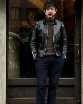 С чем носить черную куртку харрингтон в 30 лет в теплую погоду: Комбо из черной куртки харрингтон и темно-синих брюк чинос — классный вариант для воплощения мужского ансамбля в стиле элегантной повседневности.