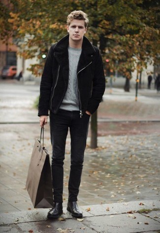 Какие джинсы носить с темно-серым вязаным свитером в 20 лет мужчине в прохладную погоду в стиле смарт-кэжуал: Темно-серый вязаный свитер и джинсы — необходимые вещи в гардеробе молодых людей с хорошим чувством стиля. Любишь яркие сочетания? Закончи лук черными кожаными ботинками челси.