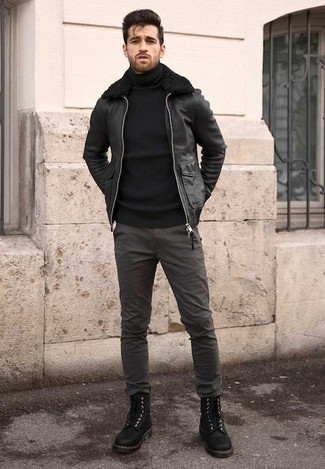 Какие повседневные ботинки носить с темно-серыми брюками чинос в 30 лет зима: Черная короткая дубленка и темно-серые брюки чинос — необходимые вещи в гардеробе современного молодого человека. Повседневные ботинки прекрасно впишутся в ансамбль. Если ты хочешь выглядеть стильно даже в осенне-зимний сезон, подобное сочетание несомненно придется тебе по вкусу.