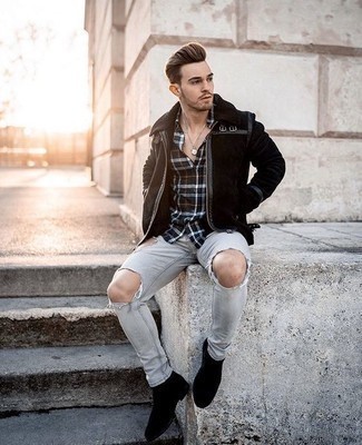 Как носить джинсы с рубашкой с коротким рукавом мужчине зима: Если ты ценишь комфорт и практичность, рубашка с коротким рукавом и джинсы — превосходный выбор для расслабленного повседневного мужского образа. Теперь почему бы не привнести в этот образ на каждый день немного элегантности с помощью черных замшевых ботинок челси? В зимнее время года всегда хочется укутаться во что-то теплое и комфортное, и этот лук чудесно подходит именно для таких целей.