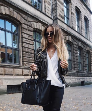 С чем носить белую блузку с длинным рукавом в 30 лет в теплую погоду: Образ из белой блузки с длинным рукавом и черных джинсов скинни поможет выглядеть стильно, но при этом подчеркнуть твой выразительный личный стиль.
