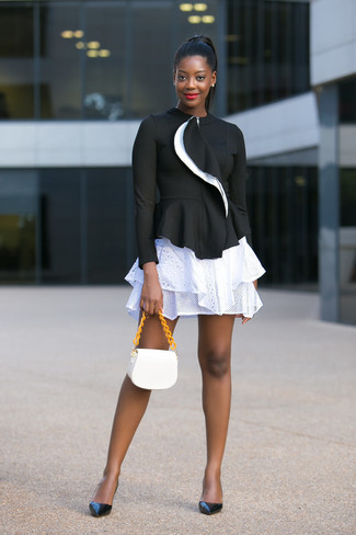 С чем носить белую короткую юбку-солнце с люверсами в стиле смарт-кэжуал: Если в одежде ты ценишь удобство и практичность, черная косуха и белая короткая юбка-солнце с люверсами — превосходный выбор для расслабленного повседневного ансамбля. В тандеме с этим луком наиболее выгодно выглядят черные кожаные туфли.
