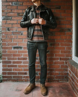 Как носить косуху с джинсами в 30 лет мужчине: Сочетание косухи и джинсов - очень практично, и поэтому идеально на каждый день. И почему бы не добавить в этот ансамбль на каждый день чуточку изысканности с помощью коричневых кожаных повседневных ботинок?
