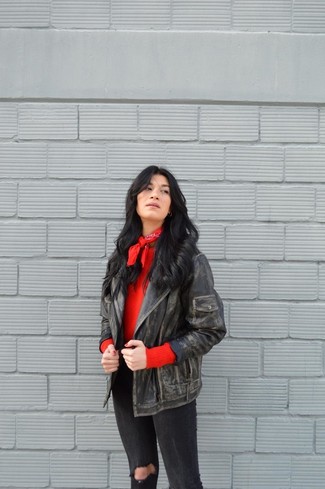 С чем носить темно-красную бандану женщине в прохладную погоду: Черная кожаная косуха и темно-красная бандана — превосходная формула для воплощения модного и функционального лука.