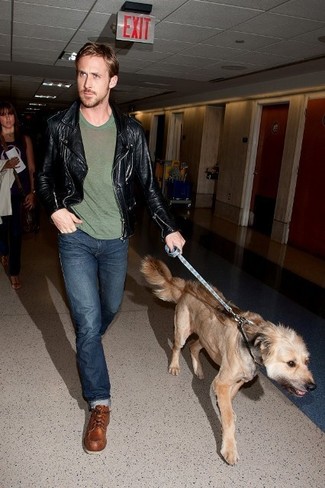 Как Ryan Gosling носит Черная кожаная косуха, Оливковая футболка с круглым вырезом, Темно-синие джинсы, Коричневые кожаные рабочие ботинки