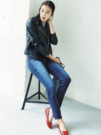 С чем носить темно-красные туфли на плоской подошве: Черная кожаная косуха и синие джинсы — must have элементы стильного женского гардероба. В сочетании с этим ансамблем чудесно смотрятся темно-красные туфли на плоской подошве.