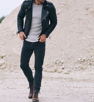 С чем носить черные рваные зауженные джинсы мужчине: Если ты ценишь комфорт и функциональность, черная кожаная стеганая косуха и черные рваные зауженные джинсы — отличный выбор для стильного повседневного мужского лука. В паре с темно-коричневыми кожаными повседневными ботинками такой лук смотрится особенно удачно.