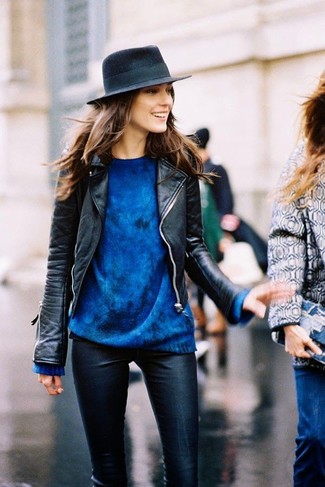 С чем носить синий свободный свитер в 30 лет в теплую погоду: Сочетание синего свободного свитера и черных кожаных узких брюк ориентировано на современную модницу, ведущую активный образ жизни.