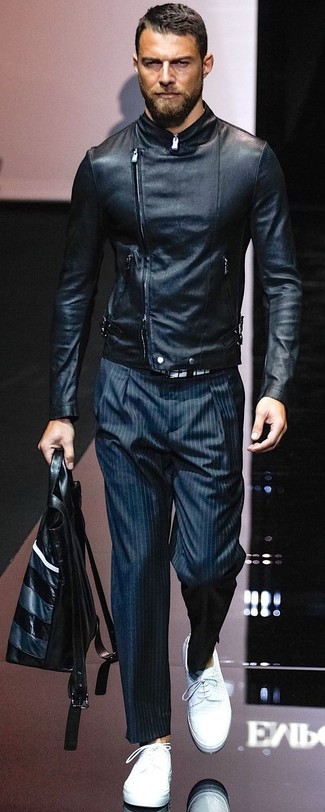 Модный лук: черная кожаная косуха, темно-синие классические брюки в вертикальную полоску, белые кожаные туфли дерби, черная кожаная большая сумка