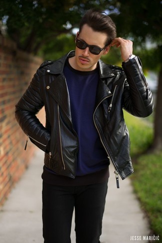 Как носить черную кожаную куртку с черными джинсами мужчине осень в стиле кэжуал: Черная кожаная куртка и черные джинсы — обязательные вещи в гардеробе стильного мужчины. Подобный лук определенно полюбится тебе осенью.
