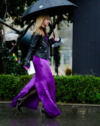 С чем носить пурпурное платье-макси: Ансамбль из пурпурного платья-макси и черной кожаной косухи поможет реализовать в твоем луке современный городской стиль. В тандеме с этим луком наиболее удачно смотрятся черные кожаные туфли.