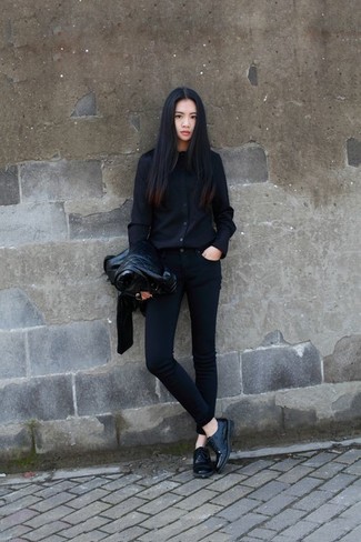 Модный лук: черная кожаная косуха, черная классическая рубашка, черные джинсы скинни, черные кожаные оксфорды