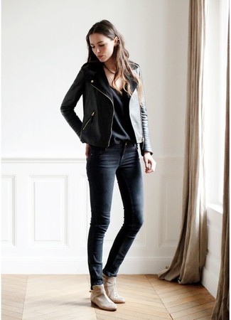 Модный лук: черная кожаная косуха, черная футболка с v-образным вырезом, черные джинсы скинни, светло-коричневые замшевые ботильоны