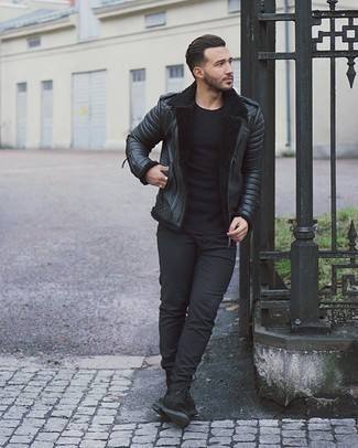 С чем носить черные замшевые повседневные ботинки в 30 лет мужчине в стиле кэжуал: Если ты любишь одеваться стильно, чувствуя себя при этом комфортно и уверенно, попробуй это сочетание черной кожаной косухи и черных брюк чинос. Такой образ легко получает свежее прочтение в тандеме с черными замшевыми повседневными ботинками.