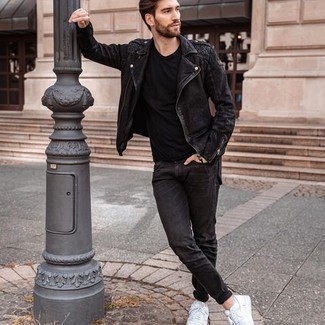 С чем носить черные джинсы мужчине в прохладную погоду: Если ты любишь смотреться модно, и при этом чувствовать себя комфортно и уверенно, стоит попробовать это сочетание черной замшевой косухи и черных джинсов. Вкупе с этим ансамблем выгодно будут выглядеть белые низкие кеды из плотной ткани.