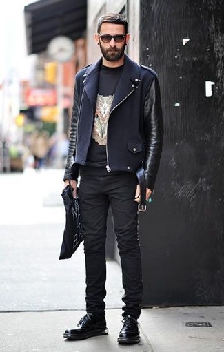 Какие косухи носить с черными зауженными джинсами мужчине в прохладную погоду: Сочетание косухи и черных зауженных джинсов - очень практично, и поэтому великолепно подойдет для создания повседневного  образа. Такой образ обретает новое прочтение в тандеме с черными кожаными туфлями дерби.