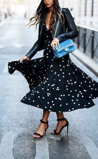 Как носить босоножки на каблуке с платьем-макси в прохладную погоду: Сочетание платья-макси и черной кожаной косухи - очень практично, и поэтому идеально для воплощения интересного повседневного стиля. В сочетании с этим луком отлично выглядят босоножки на каблуке.