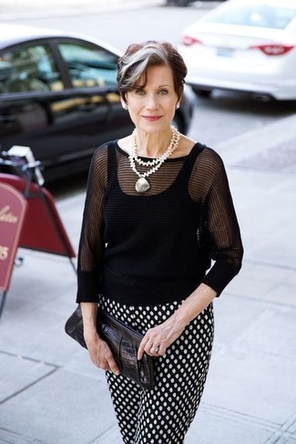 Как одеваться женщине за 60: Красивое сочетание черной кофты с коротким рукавом и черно-белых брюк-галифе в горошек поможет выразить твою индивидуальность и выигрышно выделиться из толпы.