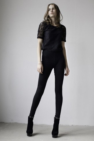 Модный лук: черная кружевная футболка с круглым вырезом, черные леггинсы, черные замшевые ботильоны