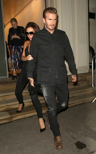 Как David Beckham носит Черная куртка в стиле милитари, Черные джинсы, Темно-коричневые кожаные повседневные ботинки