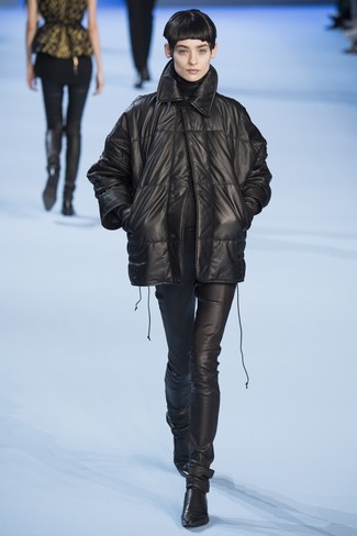 Женская черная кожаная куртка-пуховик от Versace