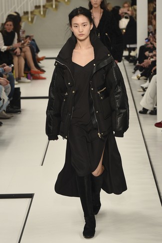Женская черная куртка-пуховик от By Swan