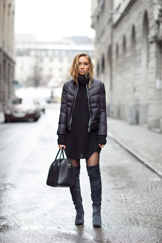 Модный лук: черная куртка-пуховик, черное вязаное платье-свитер, темно-серые замшевые ботфорты, черная кожаная большая сумка