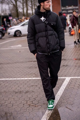 С чем носить черно-белую шапку в 30 лет мужчине в прохладную погоду: Если в одежде ты ценишь комфорт и функциональность, черная куртка-пуховик и черно-белая шапка — прекрасный выбор для привлекательного повседневного мужского ансамбля. Дополнив лук бело-зелеными кожаными низкими кедами, можно привнести в него немного привлекательного консерватизма.